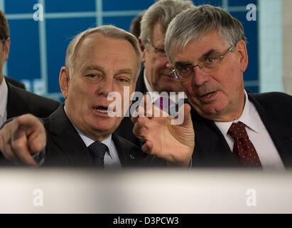 Amburgo, Germania. Il 22 febbraio 2013. Il Primo ministro francese Jean-Marc Ayrault (L) ha un aeroporto scanner ha spiegato a lui presso la società Safran Morpho Detection ad Amburgo, Germania, 22 febbraio 2013. Ayrault è l ospite d onore al tradizionale Amburgo Matthiae festa. Foto: Axel HEIMKEN/dpa/Alamy Live News Foto Stock