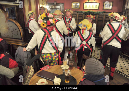 MORRIS ballerini eseguono in un pub di Londra REGNO UNITO Foto Stock