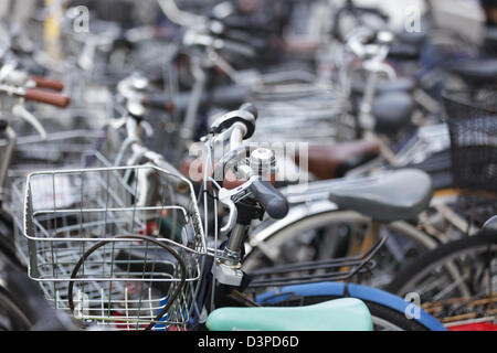 Le biciclette parcheggiate nella città di Osaka, Giappone Foto Stock