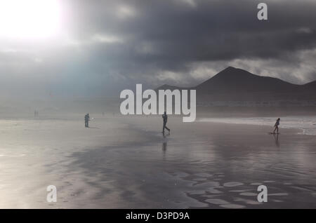 Caleta de Famara spiaggia al tramonto, Lanzarote, Isole canarie, Spagna Foto Stock