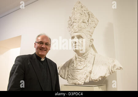 Direttore dell'Institut Papa Benedetto XVI e il vescovo di Regensburg Rudolf Vorderholzer sorge accanto a un busto di Papa Benedetto XVI a Ratisbona, Germania, 22 febbraio 2013. Vorderholzer ha tenuto una conferenza stampa sull importanza del Papa da una prospettiva teologica. Foto: ARMIN WEIGEL Foto Stock