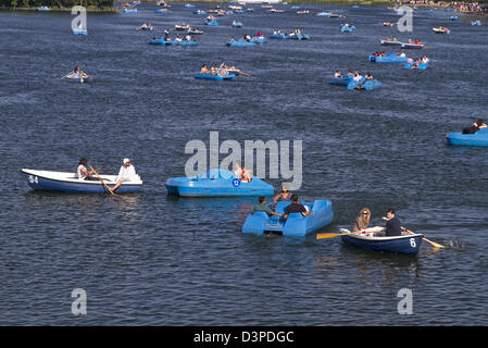 Il canottaggio sulla serpentina in Hyde Park Foto Stock