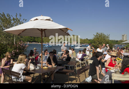 Visitatori godendo una giornata fuori dalla serpentina in Hyde Park Foto Stock