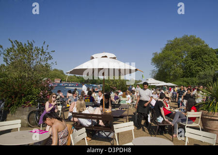 Un lato lago cafe sulla serpentina in Hyde Park Londra Inghilterra Foto Stock