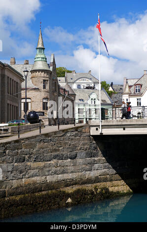 Il porto di alesund in Norvegia occidentale, famoso per la sua architettura art deco Foto Stock