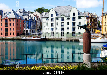 Il porto di alesund in Norvegia occidentale, famoso per la sua architettura art deco Foto Stock