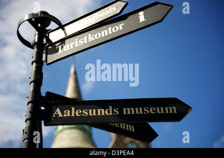 Il porto di alesund in Norvegia occidentale, famoso per la sua architettura art deco Foto Stock