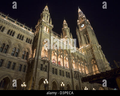 Il Rathaus Vienna -- city hall. Ad angolo vista serale di Vienna il quartiere gotico Rathaus accesa fino all avvento. Vienna, Austria Foto Stock