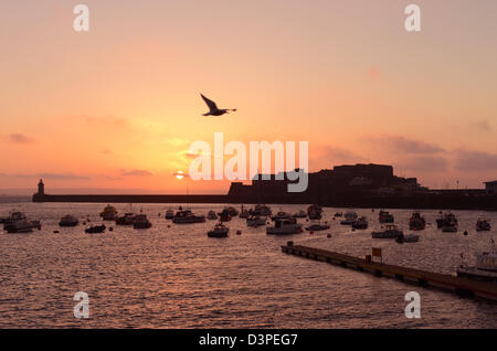 Sole sorge su Castle Cornet in St Peter Port Guernsey, Isole del Canale Foto Stock
