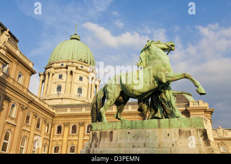 Statua equestre di Vastagh György Buda Castle Galleria Nazionale Ungherese di Budapest, Ungheria, Europa UE Foto Stock