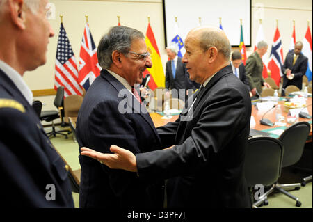 Bruxelles, Belgio. Il 22 febbraio 2103. Il Segretario alla difesa degli Stati Uniti Leon Panetta è accolto dal ministro della Difesa francese Jean-Yves Le Dria presso la sede della NATO il 22 febbraio 2013 a Bruxelles, in Belgio. I due giorni di incontri ha discusso la situazione in Siria e in Afghanistan. Credito: DOD foto / Alamy Live News Foto Stock