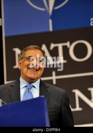 Bruxelles, Belgio. Il 22 febbraio 2103. Il Segretario alla difesa degli Stati Uniti Leon Panetta tiene una conferenza stampa presso la sede della NATO il 22 febbraio 2013 a Bruxelles, in Belgio. I due giorni di incontri ha discusso la situazione in Siria e in Afghanistan. Credito: DOD foto / Alamy Live News Foto Stock