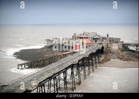 Birnbeck isola con il suo molo abbandonati e RNLI scialuppa di salvataggio della stazione ancora in uso a Weston-super-Mare, Somerset REGNO UNITO Foto Stock