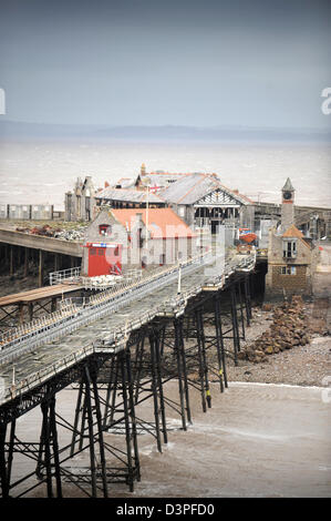 Birnbeck isola con il suo molo abbandonati e RNLI scialuppa di salvataggio della stazione ancora in uso a Weston-super-Mare, Somerset REGNO UNITO Foto Stock