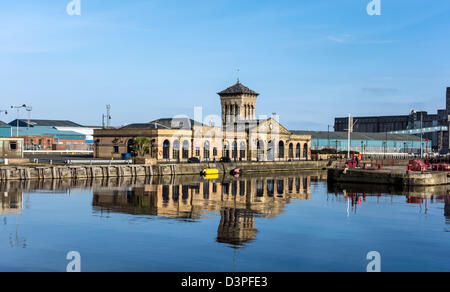 La vecchia pompa house di Leith Docks ora convertito in uffici. Foto Stock