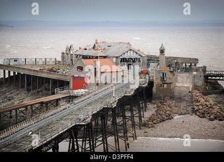 Birnbeck isola con il suo molo abbandonati e RNLI scialuppa di salvataggio della stazione ancora in uso a Weston-super-Mare, Somerset REGNO UNITO Foto Stock