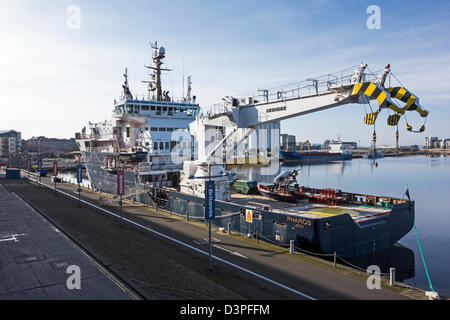 Northern Lighthouse Board gara multifunzione NLV Pharos ormeggiata in porto occidentale Leith Docks Edimburgo in Scozia Foto Stock