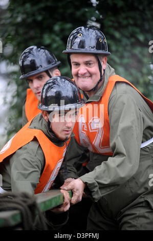 I vecchi reclute intraprendere compiti pratici presso l'esercito ufficiale Scheda di selezione al Westbury, Wiltshire REGNO UNITO Foto Stock