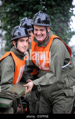 I vecchi reclute intraprendere compiti pratici presso l'esercito ufficiale Scheda di selezione al Westbury, Wiltshire REGNO UNITO Foto Stock