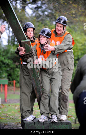 I vecchi reclute intraprendere compiti pratici presso l'esercito ufficiale Scheda di selezione al Westbury, Wiltshire REGNO UNITO Foto Stock