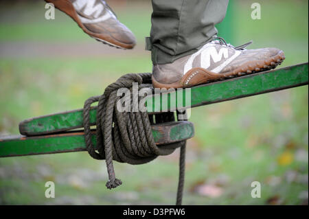 I vecchi reclute intraprendere compiti pratici presso l'esercito ufficiale Scheda di selezione al Westbury, Wiltshire REGNO UNITO Foto Stock