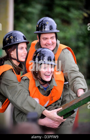 I vecchi reclute intraprendere compiti pratici presso l'esercito ufficiale Scheda di selezione al Westbury, Wiltshire REGNO UNITO Foto Stock