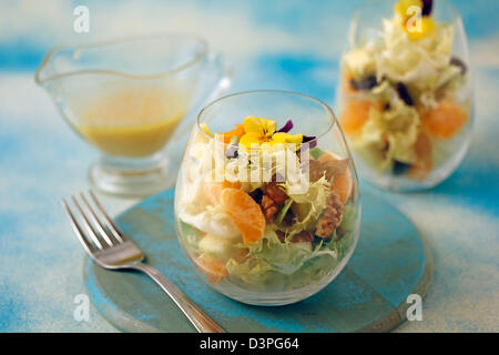 Scarola con insalata di mandarini. Ricetta disponibile. Foto Stock