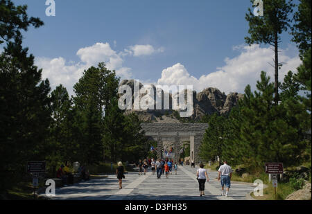 Blue sky view, ai Presidenti di scultura, la gente camminare pino ingresso pedonale, il Monte Rushmore, Black Hills, South Dakota, US Foto Stock