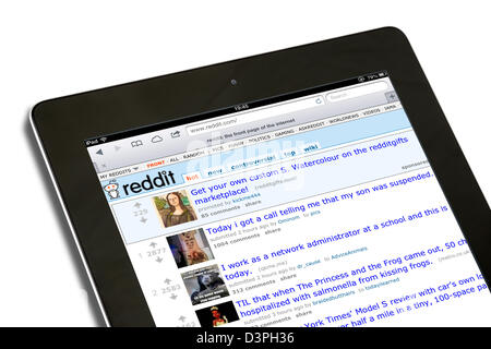 Reddit.com, social news e un sito di intrattenimento visualizzati su una quarta generazione di Apple iPad Foto Stock