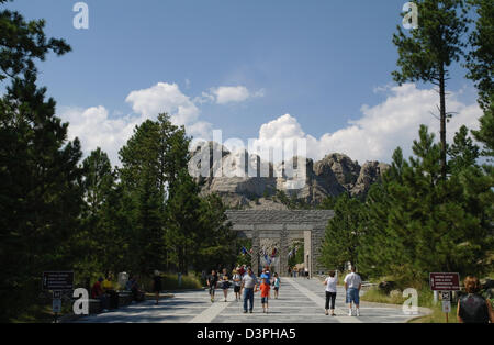 Blue sky view presidenti americani, la gente camminare ornato pavimentazioni ingresso pedonale, il Monte Rushmore, Black Hills, South Dakota, US Foto Stock