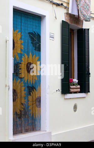 Girasole porta a perline tenda su una casa a Burano Foto Stock
