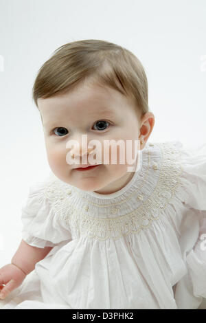 Baby indossando abiti battesimo Foto Stock