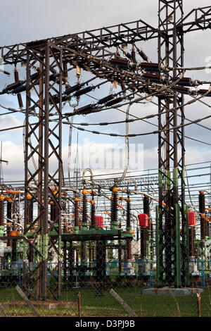 Parte della Sottostazione di alta tensione con interruttori e sezionatori Foto Stock