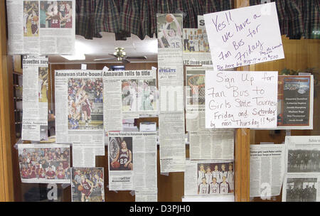 Febbraio 20, 2013 - Annawan, Iowa, U.S. - Ritagli di giornale evidenziando la Annawan basket femminile del team road a stato dot la finestra di ufficio presso la scuola mercoledì, febbraio 20, 2013, che si preparano per il venerdi di semifinale partita in Bloomington. (Credito Immagine: © Giovanni Schultz/Quad-City volte/ZUMAPRESS.com) Foto Stock