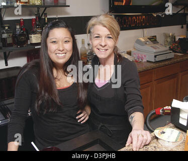 Febbraio 20, 2013 - Annawan, Iowa, U.S. - Rachel Lang, sinistro e proprietario Diane Blackburn di Blackburns Roadhouse in Annawan, Ill., alimenti speciali per le ragazze Annawan squadra di basket Mercoledì, il 20 febbraio, 2013, quando arrivano a causa di questo fine settimana la comparsa al torneo di stato in Bloomington. (Credito Immagine: © Giovanni Schultz/Quad-City volte/ZUMAPRESS.com) Foto Stock