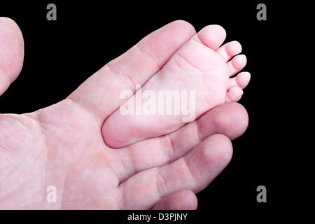 Bambino in piedi padre mani Foto Stock