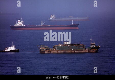 Olio supertankers e merchant marine Navi n l'ancoraggio di Fujairah, UAE, appena fuori dallo Stretto di Hormuz nell'Oceano Indiano. Foto Stock