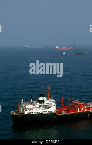 Olio supertankers e merchant marine Navi n l'ancoraggio di Fujairah, UAE, appena fuori dallo Stretto di Hormuz nell'Oceano Indiano. Foto Stock