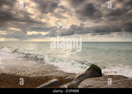 La giustapposizione mare e cielo tempestoso, Worthing West Sussex costa. Foto Stock