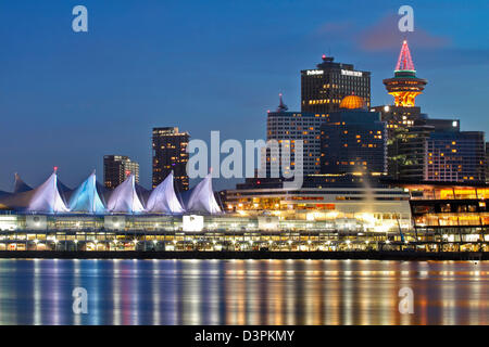 Canada Place Cruise Ship Terminal illuminata di notte per Christmas-Vancouver, British Columbia, Canada. Foto Stock