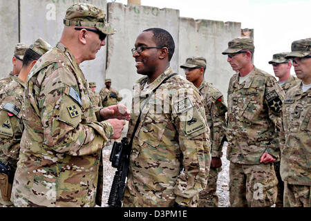 Noi gen. Raymond odierno, il Capo di Stato Maggiore dell esercito, promuove il mandato ufficiale Shaun previsti al chief warrant officer in avanti una base operativa Frontenac Febbraio 22, 2013 a Kandahar Airfield, Afghanistan. Foto Stock