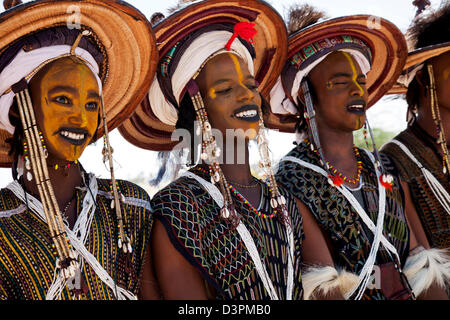 Giovani uomini Wodaabe sono dancing at Gerewol festival nel nord del Niger Foto Stock