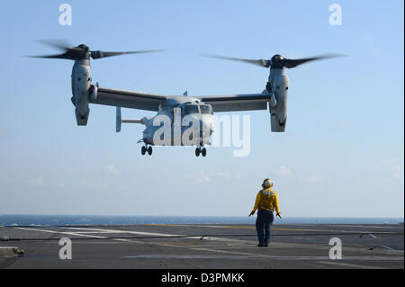 Un US Marine Corp MV-22 Osprey aeromobile a rotore inclinabile si avvicina il ponte di volo della portaerei USS George H.W. Bush a terra durante le operazioni di Gennaio 29, 2013 nell'Oceano Atlantico. Foto Stock