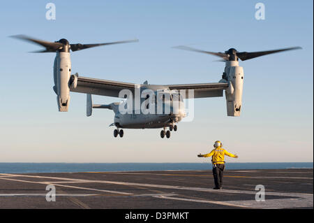 Un US Marine Corp MV-22 Osprey aeromobile a rotore inclinabile si avvicina il ponte di volo della portaerei USS Carl Vinson durante le operazioni Febbraio 16, 2013 nell'Oceano Pacifico. Foto Stock