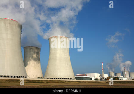 Un impianto ad energia nucleare su campo agricolo Foto Stock