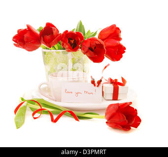 Foto di rosso fresco tulip fiori in vaso e tazza di caffè isolato su sfondo bianco, mattina bevanda per cara mamma, Foto Stock