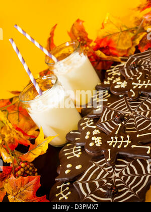 Halloween cookie gourmet con decor vacanze sfondo arancione. Foto Stock