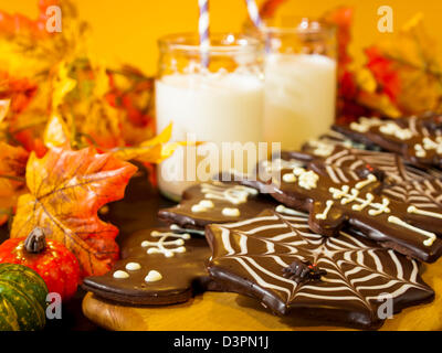 Halloween cookie gourmet con decor vacanze sfondo arancione. Foto Stock