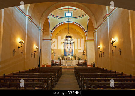 Interno e altare, missione Nuestra Senora de la Purisima Concepcion de Acuna (1731), San Antonio, Texas, Stati Uniti d'America Foto Stock