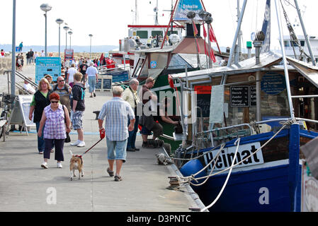 Sassnitz, Germania, la vendita del pesce direttamente a bordo del porto di pesca Foto Stock